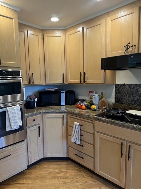 Kitchen cooktop corner with hood